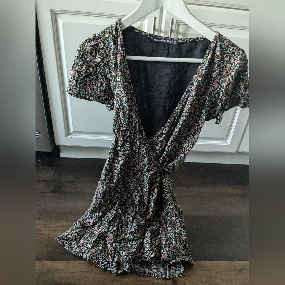Beautiful Abercrombie & Fitch wrap floral dress xs